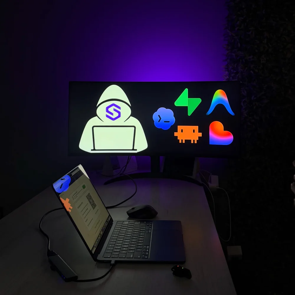 Estação de trabalho com o mascote da Synar no monitor